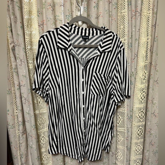 Torrid Black & White Stripe Challis Button Front Shirt Size 3 (22/24) - Picture 3 of 7